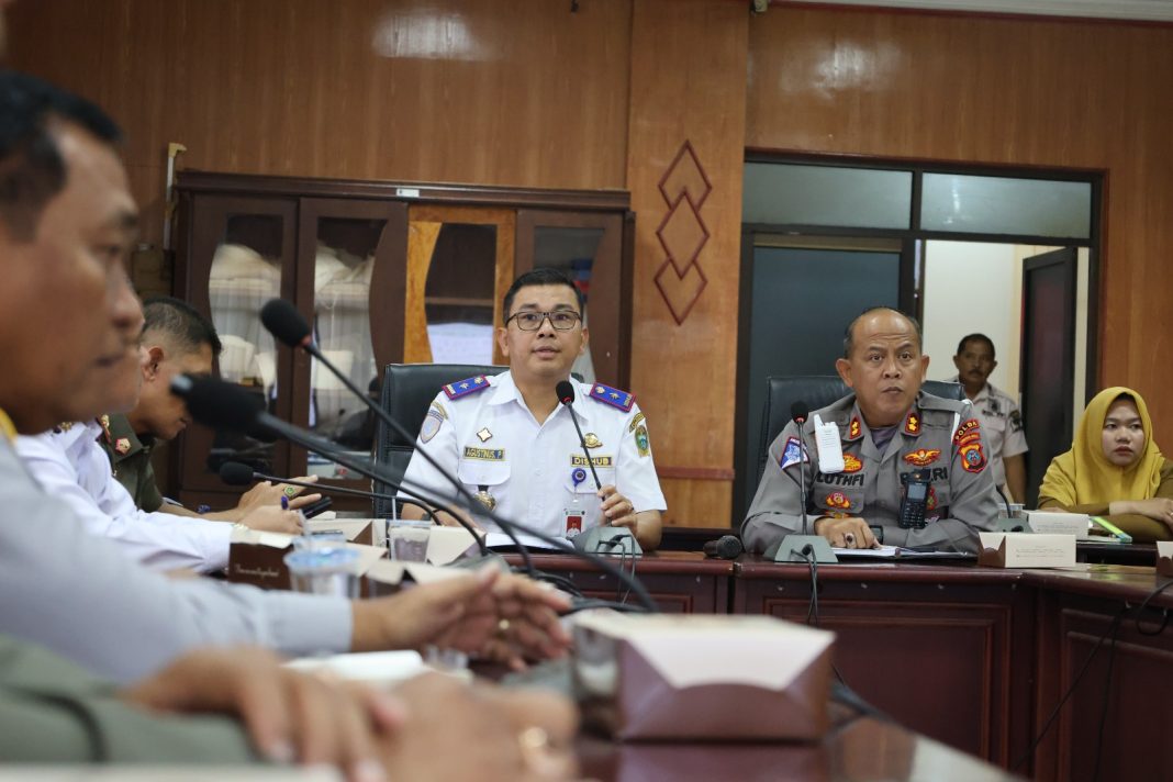 Kepala Dinas Perhubungan Sumut Dr Agustinus Panjaitan memimpin rapat penataan lalu lintas menjelang PON XXI/2024 Aceh-Sumut di Kantor Dishub Sumut, Senin (8/7/2024) Medan. (Dok/Dishub Sumut)