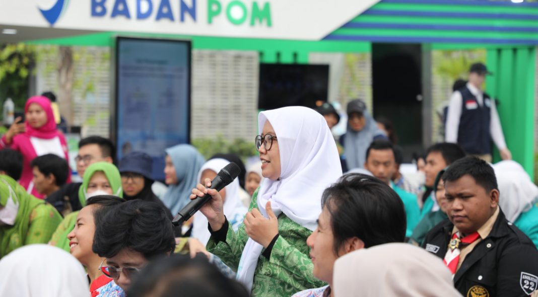 Pengunjung antusias bertanya kepada petugas di booth edukasi tentang cara memilih makanan yang sehat di acara World Food Safety Day 2024, Kamis (4/7/2024). (Dok/BPOM)