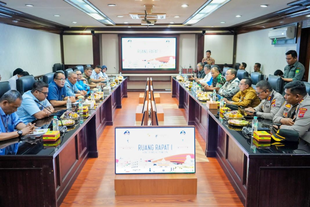 Rombongan Bupati Tanah Datar diterima Wakil Wali Kota Medan H Aulia Rachman didampingi Pj Sekda Kota Medan Topan Obaja Putra Ginting, serta pimpinan perangkat daerah di lingkungan Pemko Medan, di Balai Kota Medan, Selasa (9/7/2024). (Dok/Kominfo Medan)