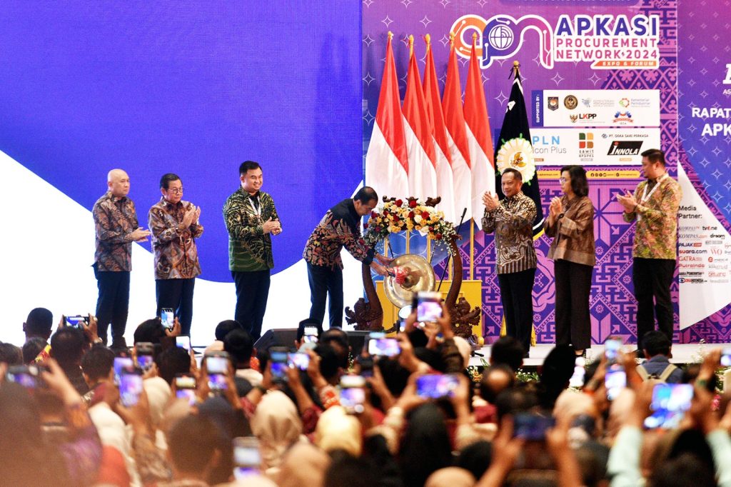 Presiden RI Joko Widodo meresmikan Pembukaan Rapat Kerja Nasional APKASI, di JCC, Jakarta, Rabu (10/7/2024). (Dok/Humas Setkab)