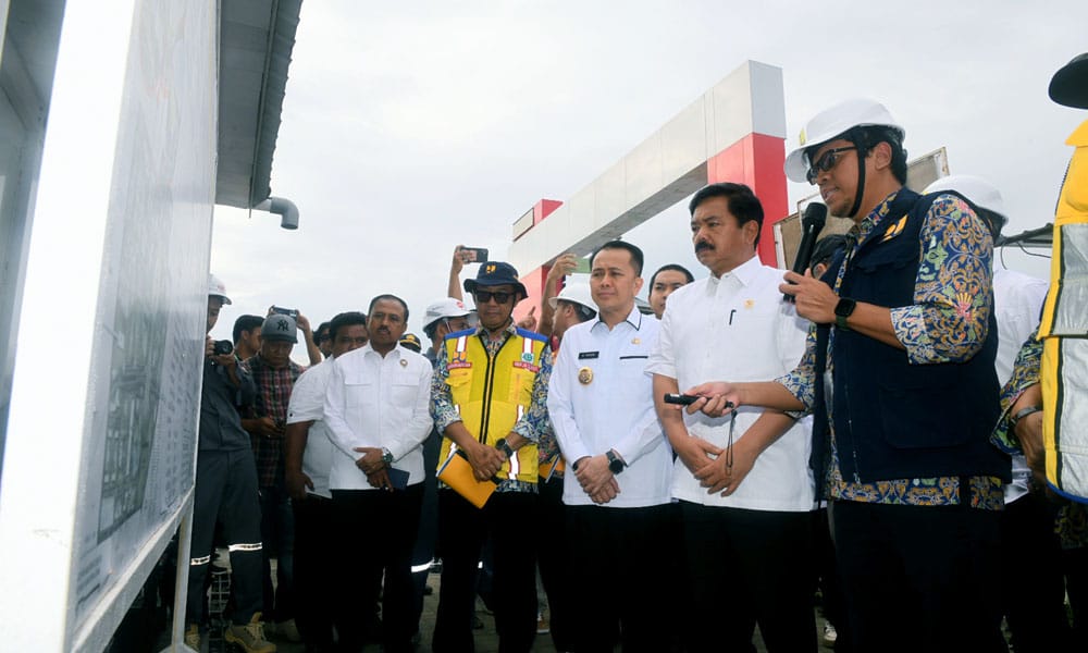 Pj Gubernur Sumut Agus Fatoni dan Menko Polhukam RI Hadi Tjahjanto meninjau venue PON XXI tahun 2024 di Sumut Sport Center, Desa Sena, Kabupaten Deliserdang, Rabu (10/7/2024). (Dok/Kominfo Sumut)