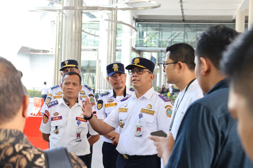 Kadishub Sumut Agustinus Panjaitan didampingi Kabid Darat Ramli berkoordinasi dengan pihak maskapai penerbangan untuk kelancaran transportasi penjemputan atlet dan official kontingen PON XXI, di Bandara Internasional Kualanamu, Deliserdang, Rabu (10/7/2024). (Dok/Dishub Sumut)