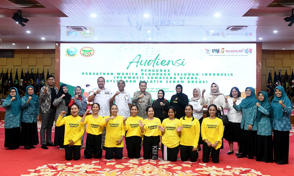 Pj Gubernur Sumut Agus Fatoni foto bersama usai memberikan semangat pada tim atlet senam kreasi Sumut yang hendak berlaga di Kejurnas Senam Kreasi Piala Ibu Negara 2024 di Aula Tengku Rizal Nurdin, Rumah Dinas Gubernur, Jalan Jenderal Sudirman Medan, Rabu (10/7/2024). (Dok/Kominfo Sumut)