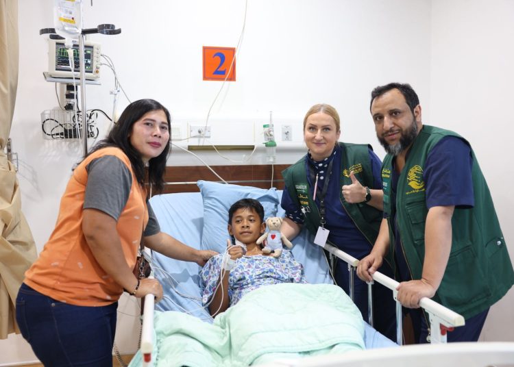 Tim Dokter dari King Salman Relief foto bersama dengan salah satu pasien di RS Adam Malik, minggu lalu.