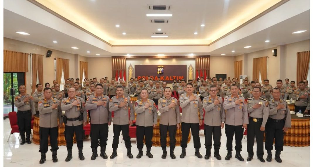 Para pejabat utama Baharkam Polri dan peserta pelatihan berfoto bersama usai sesi Coaching Clinic di Balikpapan.