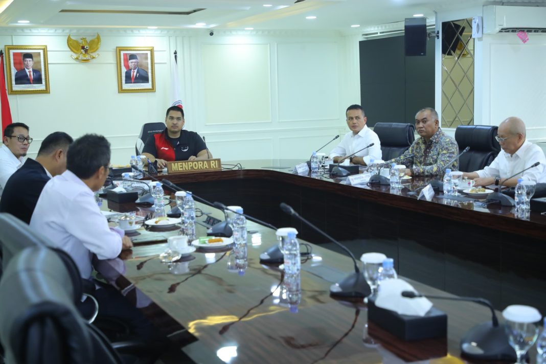 Menpora Dito Ariotedjo berbincang dengan Musa Rajekshah dan Harun Mustafa Nasution mengenai persiapan WRC 2025 di Kemenpora, Jakarta, Kamis (11/7/2024).