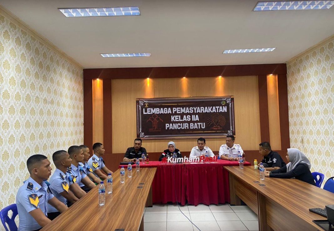 Para Taruna Poltekip Angkatan 57 dan 58 mengikuti orientasi lapangan di Lapas Kelas IIA Pancurbatu dengan bimbingan dari Pembina Poltekip, Rabu (10/7/2024). (Dok/Lapas Pancurbatu)