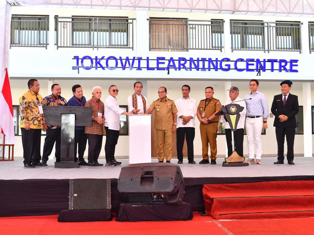 Presiden Jokowi meresmikan Gedung JLC SMA Kebangsaan, di Kabupaten Lampung Selatan, Provinsi Lampung, Kamis (11/7/2024) siang. (Dok/BPMI Setpres)