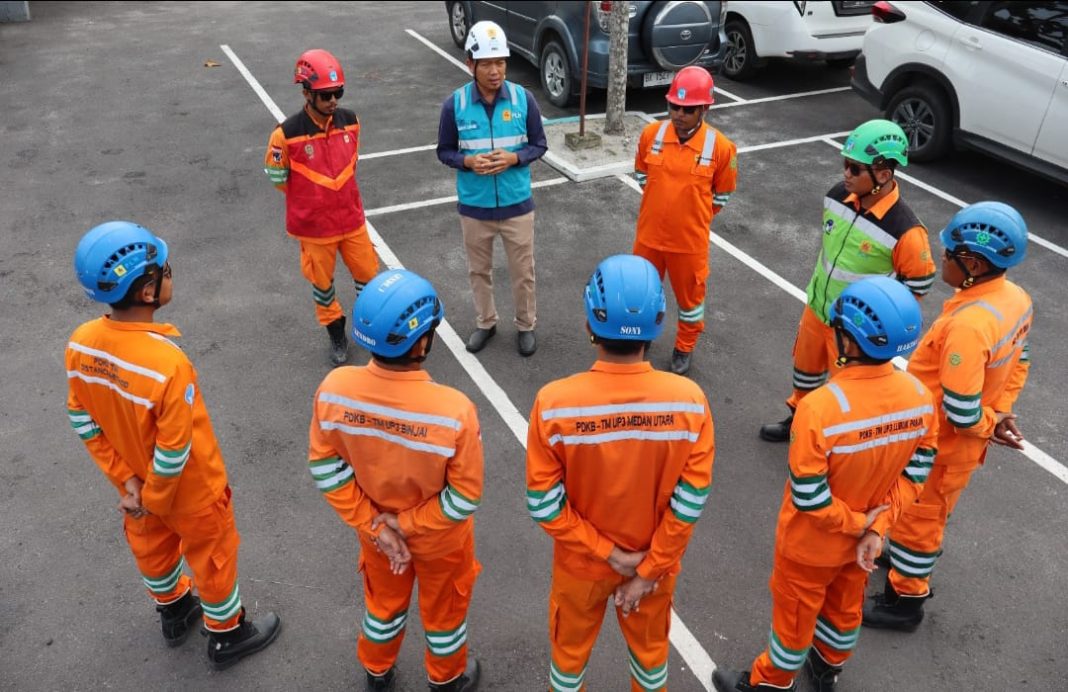 Assistant Manager Jaringan dan Konstruksi Razali Sahlan memimpin safety briefing sebelum melakukan pekerjaan peningkatan keandalan pasokan listrik, Kamis (11/7/2024). (Dok/PLN)