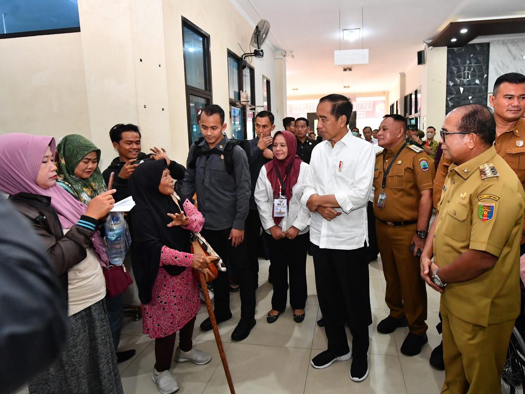 Presiden Jokowi meninjau fasilitas dan pelayanan kesehatan di RSUD Dr. H. Bob Bazar, SKM di Kabupaten Lampung Selatan, Provinsi Lampung, Kamis (11/7/2024). (Dok/BPMI Setpres)