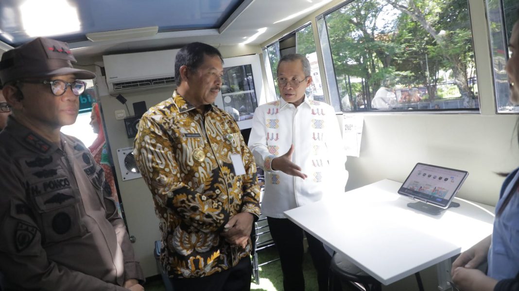 Pj Gubernur Jawa Tengah Nana Sudjana menyampaikan apresiasi atas inisiatif KPK dalam Roadshow Bus Antikorupsi di Taman Indonesia Kaya, Semarang, Kamis (11/7/2024). (Dok/Humas KPK)