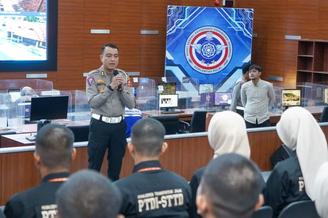 Mahasiswa Politeknik Transportasi Darat Indonesia mengikuti paparan tentang penanganan kecelakaan lalu lintas di NTMC Korlantas Polri. (Dok/Humas Polri)