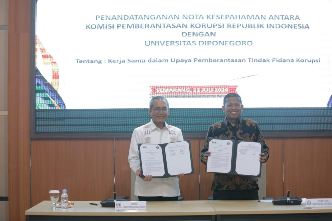 Penandatanganan nota kesepakatan antara KPK dan Universitas Diponegoro berlangsung di Gedung Rektorat Undip, Semarang, Kamis (11/7/2024). (Dok/Humas KPK)