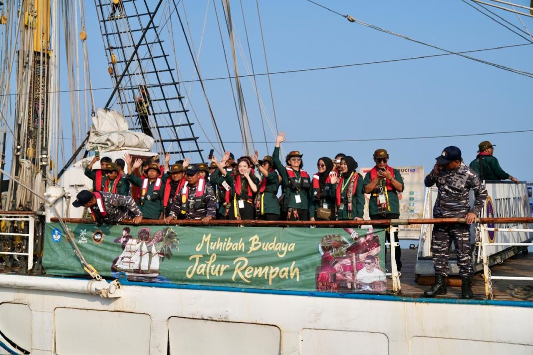 Suasana meriah saat KRI Dewaruci tiba di Pelabuhan Panjang, Bandar Lampung, menyusul perjalanan Muhibah Budaya Jalur Rempah, Kamis (11/7/2024). (Dok/Kemendikbudristek)