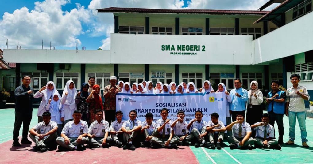 PLN ULP Padangsidimpuan Kota foto bersama guru dan pelajar SMA Negeri 2 Padangsidimpuan dalam kegiatan sosialisasi transformasi layanan PLN, Kamis (11/7/2024).