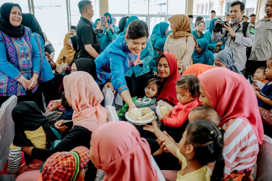 Ketua TP PKK Medan Kahiyang Ayu memberikan makanan tambahan kepada 34 anak stunting di Kantor Kecamatan Medan Marelan, Jumat (12/7/2024). (Dok/Kominfo Medan)