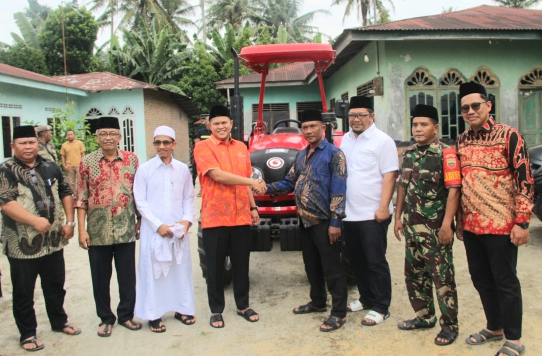 Wakil Bupati Sergai H Adlin Tambunan menyerahkan bantuan satu unit traktor kepada Ketua Gapoktan Desa Seibuluh, Solok, Jumat (12/7/2024). (Dok/Kominfo Sergai)