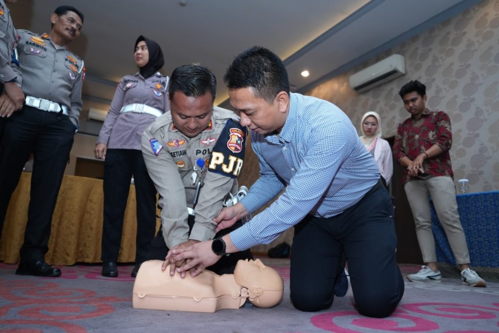 Petugas lalu lintas mengikuti sesi pelatihan untuk meningkatkan kemampuan memberikan pertolongan pertama di TKP. Pelatihan ini berlangsung di Fave Hotel Jakarta, Rabu (10/7/2024). (Dok/Humas Polri)