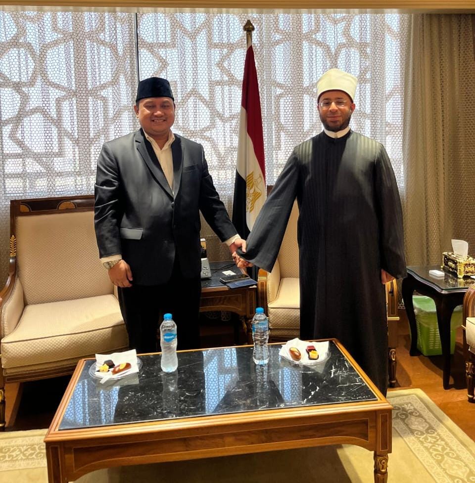 Atdikbud KBRI Kairo Abdul Muta'ali saat bertemu dengan Menteri Wakaf dan Urusan Agama Republik Arab Mesir yang baru dilantik, Usamah Sayyid Azhar, Kamis (4/7/2024). (Dok/Kemendikbudristek)