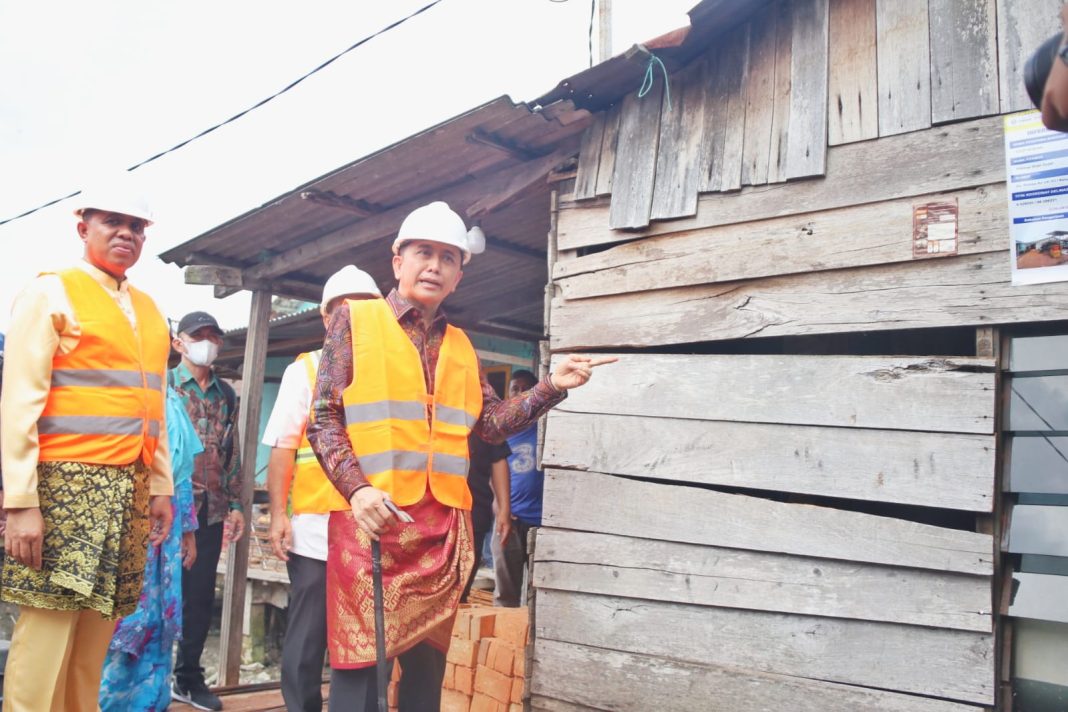 Pj Gubernur Sumut Agus Fatoni melakukan Ground Breaking Ceremony Gerakan Bedah Rumah Serentak se Sumut di Desa Sei Bilah, Kecamatan Sei Lepan, Kabupaten Langkat, Jumat (5/7/2024). (Dok/Kominfo Sumut)