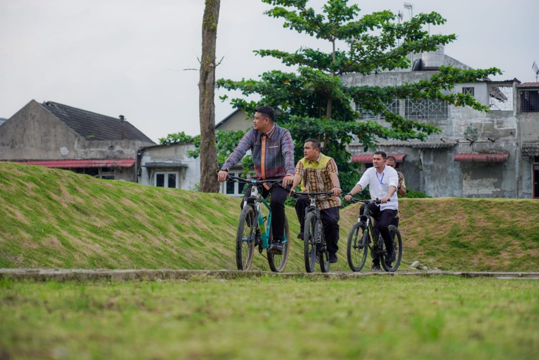 Dengan bersepeda, Wali Kota Medan Bobby Nasution meninjau revitalisasi Taman Cadika Jalan Karya Wisata Medan, Jumat (12/7/2024) sore. (Dok/Kominfo Medan)