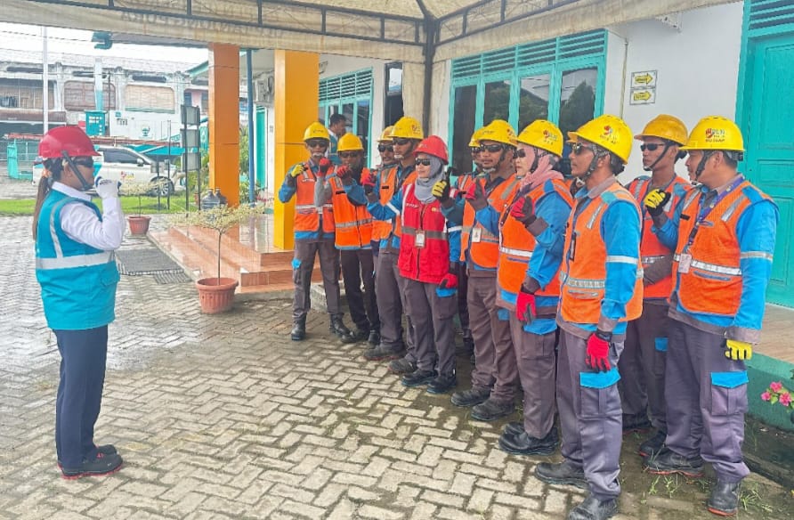 Petugas Pelayanan Teknik PLN Nuraida selalu melakukan safety briefing kepada petugas pelayanan teknik sebelum melakukan pekerjaan di lapangan. (Dok/PLN)