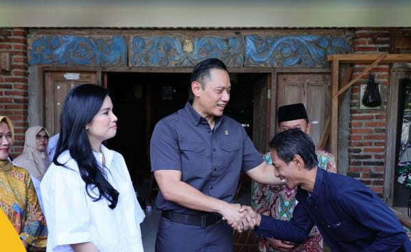 Agus Handoko (46), warga Desa Wonorejo, Kabupaten Semarang, kini memiliki Sertipikat Tanah Elektronik setelah penyerahan oleh Menteri ATR/BPN Agus Harimurti Yudhoyono, Sabtu (13/7/2024). (Dok/Kementerian ATR/BPN)