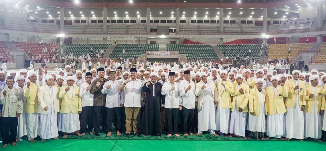 Pj Gubernur Sumut Dr Agus Fatoni foto bersama saat menghadiri Zikir Akbar di Gedung Serbaguna Pemprov Sumut, Sabtu (13/7/2024). (Dok/Kominfo Sumut)