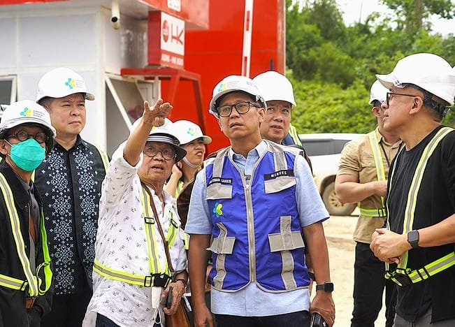 Menkes RI Budi Gunadi Sadikin melakukan peninjauan langsung terhadap kemajuan pembangunan Rumah Sakit IKN yang berlokasi di Penajam Paser Utara, Kalimantan Timur, Kamis (11/7/2024). (Dok/Sehat Negeriku)