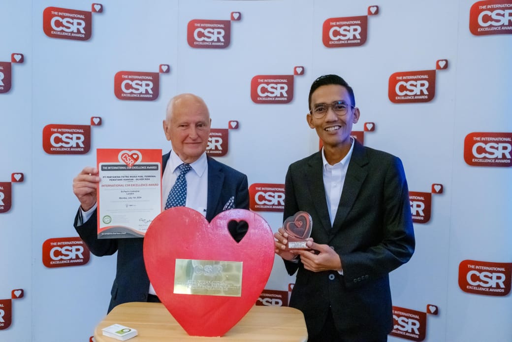 PT Pertamina Patra Niaga Regional Sumbagut melalui FT Pematangsiantar menerima penghargaan internasional atas program CSR di Kelurahan Bantan, Kota Pematangsiantar. Penghargaan tersebut diberikan oleh Founder The Green Organisation, Roger Wolens, kepada Area Manager Comm, Rel, & CSR PT Pertamina Patra Niaga Regional Sumbagut, Susanto August Satria, di London, United Kingdom. (Dok/Pertamina)