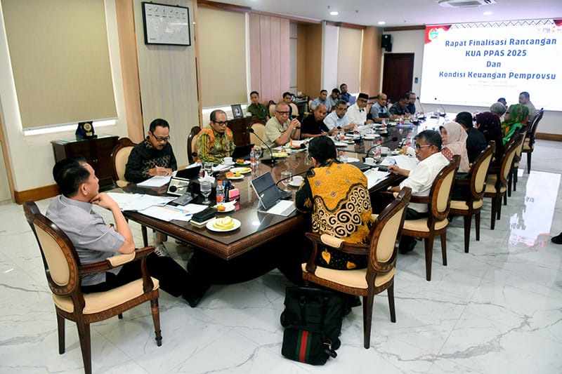 Rapat pembahasan KUA PPAS APBD 2025 di Kantor Gubernur Sumut, Minggu (14/7/2024). (Dok/Kominfo Sumut)