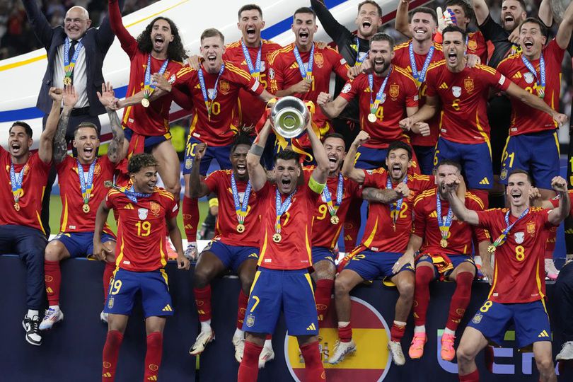 Timnas Spanyol mengangkat trofi juara Eropa 2024 usai mengalahkan Timnas Inggris, Senin (15/7/2024) dini hari WIB.