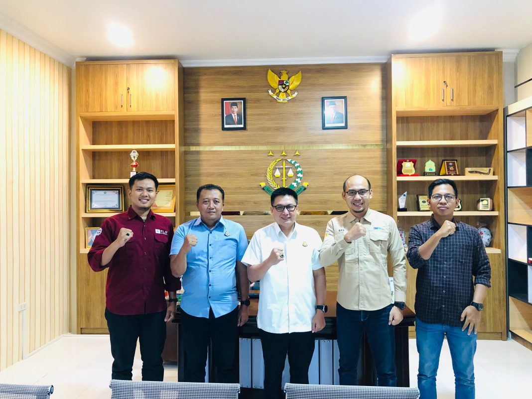 PT PLN (Persero) UIP SBU melalui Manager PLN UPP SBU 1 Bondan Pakso Dandu melaksanakan kegiatan koordinasi dengan Kepala Kejaksaan Negeri Aceh Selatan R Indra Senjaya SH dan foto bersama yang didampingi staf. (Dok/PLN)