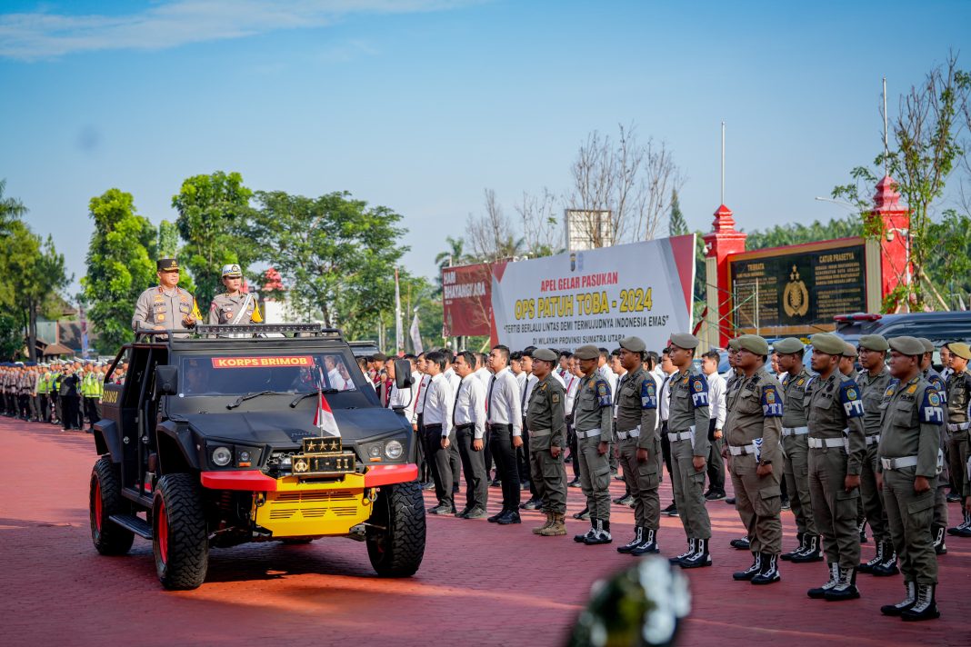 Kapolda Sumut Komjen Pol Agung Setya Imam Effendi memeriksa barisan personel pada gelar pasukan dimulainya Operasi Patuh Toba 2024 di Mapolda Sumut, Senin (15/7/2024). (Dok/Polda Sumut)