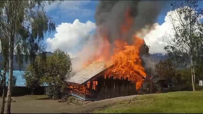 KKB kembali berulah dengan membakar bangunan SDN Okbab di Kampung Borban, Distrik Okbap, Kabupaten Pegunungan Bintang. Insiden ini terjadi pada Jumat, 12 Juli 2024, dan tidak ada korban jiwa yang dilaporkan. (Dok/Humas Polri)