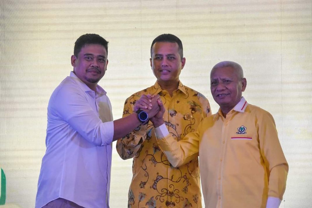 Ketua DPD Partai Golkar Sumut Musa Rajekshah salam komando dengan H Surya dan Bobby Nasution di acara bimtek anggota DPRD dan calon anggota DPRD terpilih Fraksi Partai Golkar se Sumut di Hotel JW Marriot Medan, Senin (15/7/2024). (Dok/Golkar Sumut)