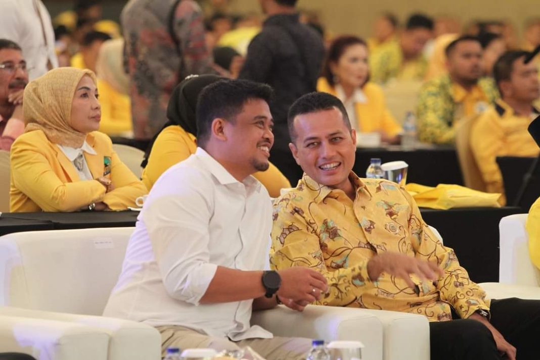 Balon Gubernur Sumut Bobby Nasution tampak berbincang-bincang dengan Ketua DPD Golkar Sumut Musa Rajekshah di acara Bimtek Anggota DPRD dan Calon Anggota DPRD Terpilih Fraksi Partai Golkar se Sumut di Hotel JW Marriot Medan, Senin (15/7/2024). (Dok/Golkar Sumut)