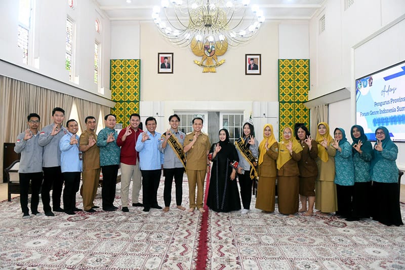 Pj Gubernur Sumut Agus Fatoni saat menerima audiensi Forum Genre Sumut di Rumah Dinas Gubernur Sumut, Senin (15/7/2024). (Dok/Kominfo Sumut)