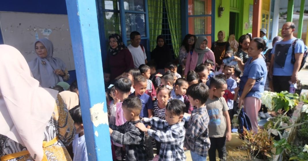 Puluhan anak-anak TK Swasta YWKA Medan mengikuti edukasi potensi bahaya listrik sejak dini melalui dongeng.