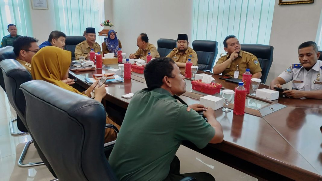 Pemko Tebingtinggi mengikuti Rakor Pengendalian Inflasi secara virtual di ruang kerja Wali Kota Lantai IV Gedung Balai Kota, Jalan Sutomo, Senin (15/7/2024). (Dok/Kominfo Tebingtinggi)