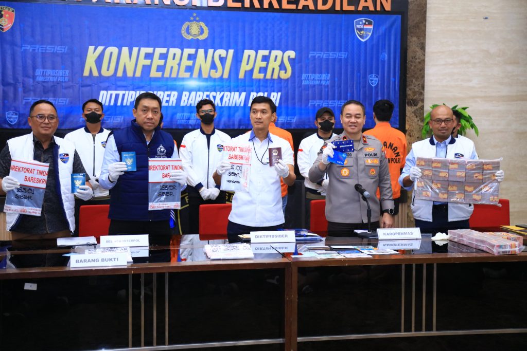 Dirtipidsiber Bareskrim Polri Brigjen Pol Himawan Bayu Aji dalam konferensi persi di Aula Bareskrim Polri, Selasa (16/7/2024). (Dok/Humas Polri)