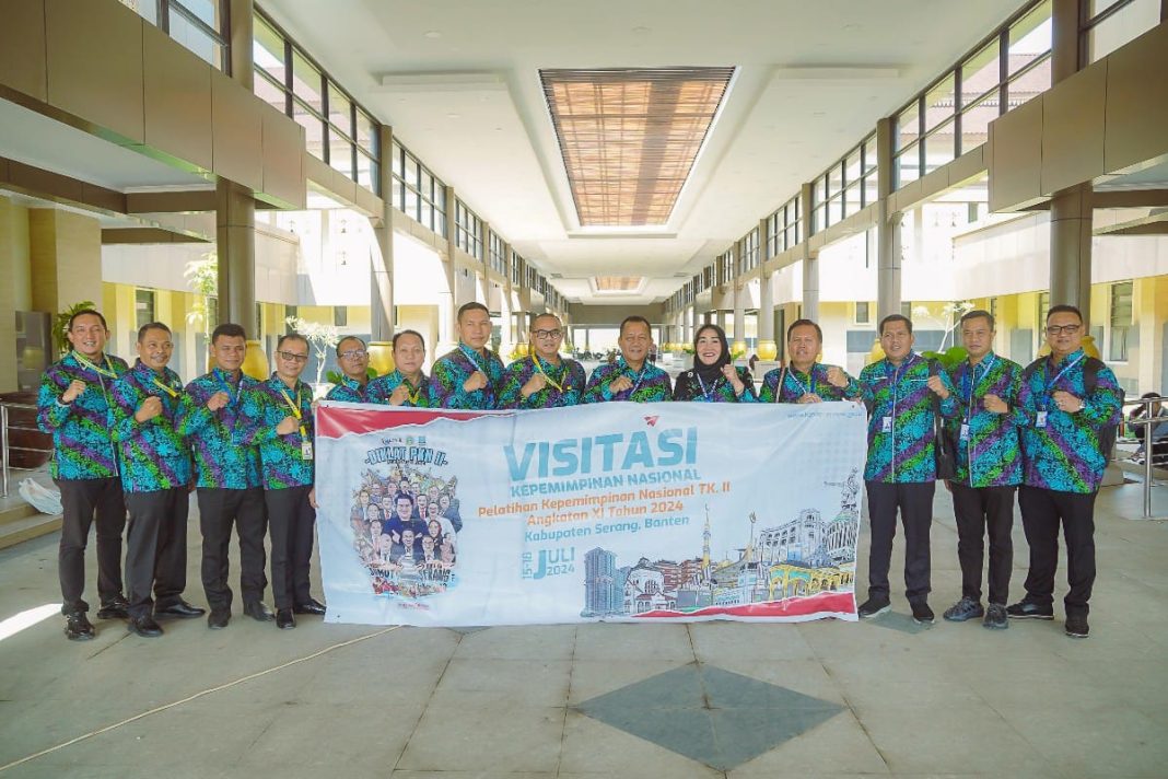 Pj Wali Kota Tebingtinggi Dr Moettaqien Hasrimi bersama teman-temannya saat mengikuti VKN di Dinas Kesehatan Kabupaten Serang, Banten, untuk membahas dan mempromosikan kolaborasi digital dalam mengatasi masalah stunting, Senin (16/7/2024). (Dok/Kominfo Tebingtinggi)