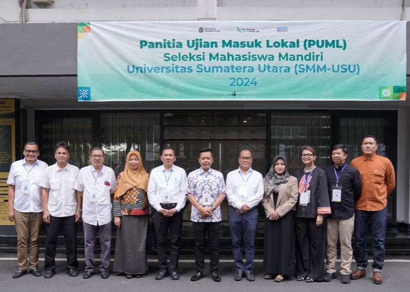 Rektor USU Prof Dr Muryanto Amin SSos MSi foto bersama seusai meninjau pelaksanaan ujian hari pertama SMM 2024, di Kampus USU, Jalan Dr Mansyur Medan, Rabu (17/7/2024). (Dok/USU)