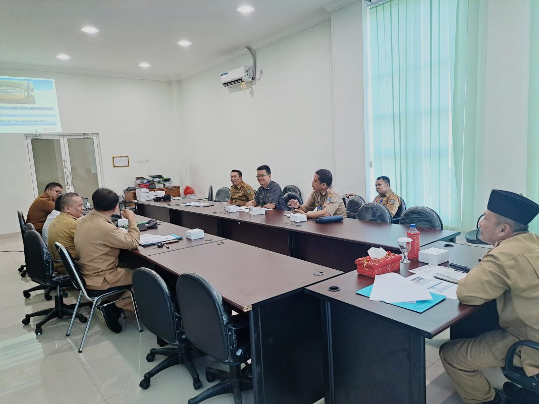 Plt Asisten Ekbang Setdako Nasrullah memimpin rakor evaluasi kebijakan di Ruang Dahlia, Lantai III, Gedung Balai Kota, Jalan Sutomo pada 16 Juli 2024. (Dok/Kominfo)