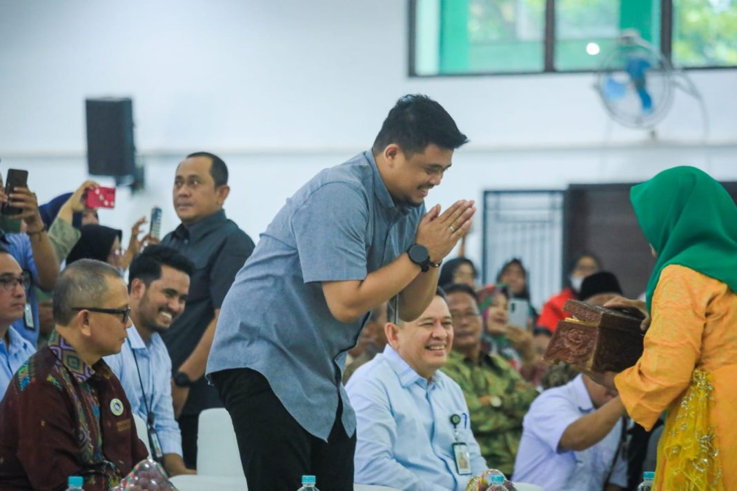 Wali Kota Medan Bobby Nasution hadiri peringatan HLUN ke-28 Kota Medan yang digelar Pemko melalui Dinas Sosial berkolaborasi dengan Lembaga LLI Medan di Gelanggang Mahasiswa UIN Sumut, Selasa (16/7/2024). (Dok/Kominfo Medan)