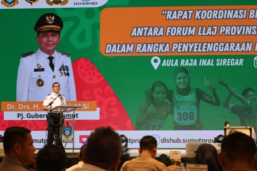 Kadishub Sumut Dr Agustinus Panjaitan MT memberikan pemaparan pada Rakor Bidang Transportasi yang diadakan Forum LLAJ Provinsi dan Forum LLAJ kabupaten/kota di Aula RIS, Kantor Gubernur Sumut, Jalan Imam Bonjol Medan, Selasa (16/7/2024). (Dok/Dishub Sumut)