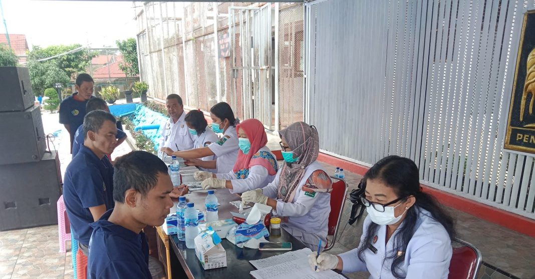 WBP Lapas Narkotika Kelas IIA Pematangsiantar menjalani pemeriksaan kesehatan, Rabu (17/7/2024). (Dok/Humas Lapas)