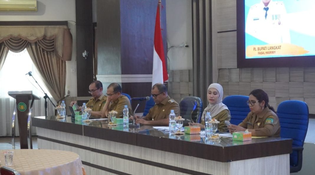 Pj Bupati Langkat Faisal Hasrimy pimpin rapat evaluasi penurunan angka stunting didampingi Kepala Bappeda Ny Rina Wahyuni Marpaung SSTP MAP dan Kepala Dinas Kesehatan dr Juliana. (Dok/Kominfo Langkat)