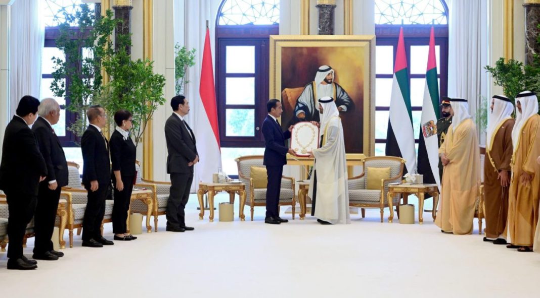 Dalam kunjungan kenegaraannya ke Abu Dhabi, PEA, Rabu (17/7/2024), Presiden Jokowi menerima penghargaan sipil tertinggi dari Presiden PEA, Mohamed bin Zayed Al Nahyan.