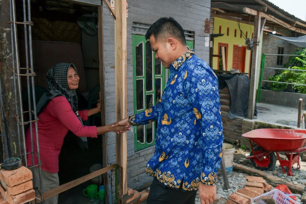 Wakil Bupati Sergai H Adlin Tambunan meninjau pelaksanaan program bedah RTLH, Rabu (17/7/2024). (Dok/Kominfo Sergai)